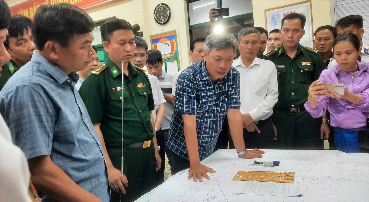 Máy bay và tàu nước ngoài tham gia tìm kiếm 13 ngư dân mất tích trên biển -0