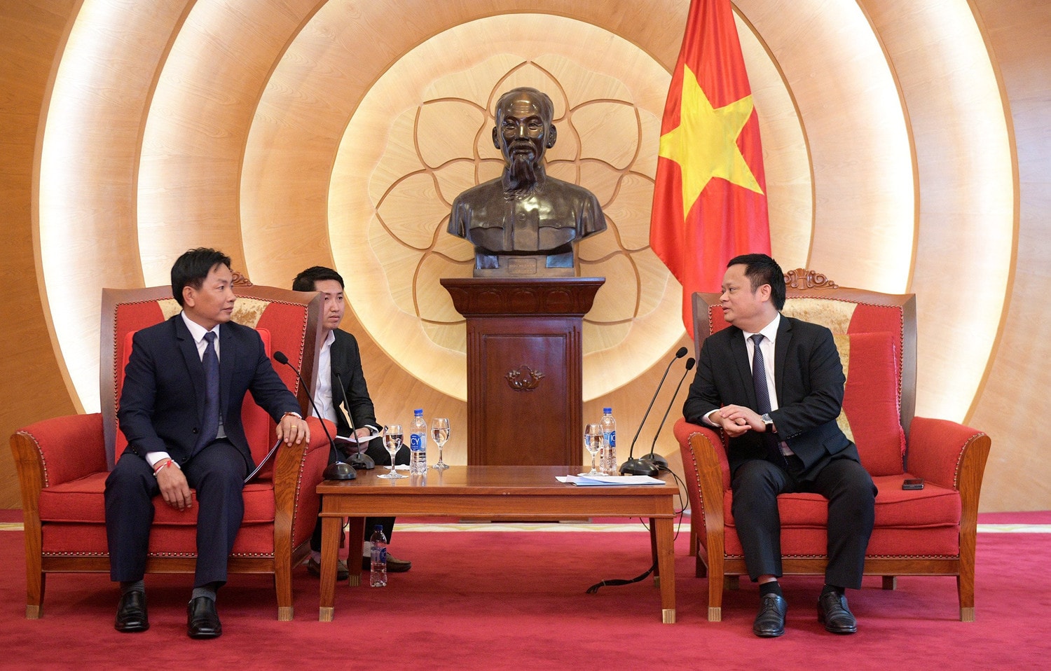 Phó Chủ nhiệm Văn phòng Quốc hội Vũ Minh Tuấn tiếp Đoàn Ban Thư ký Quốc hội Lào -0