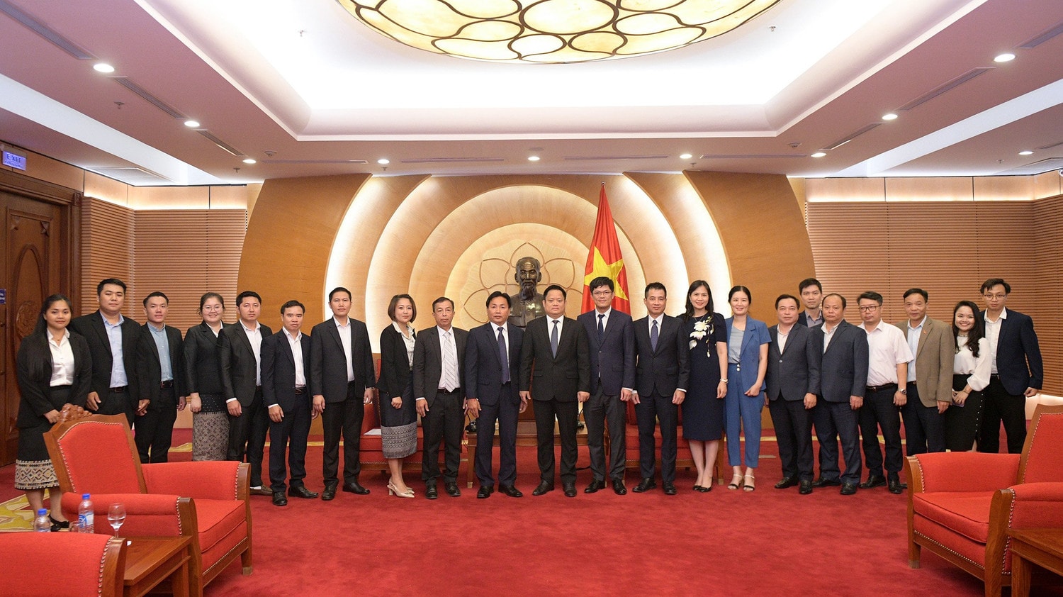 Phó Chủ nhiệm Văn phòng Quốc hội Vũ Minh Tuấn tiếp Đoàn Ban Thư ký Quốc hội Lào -1