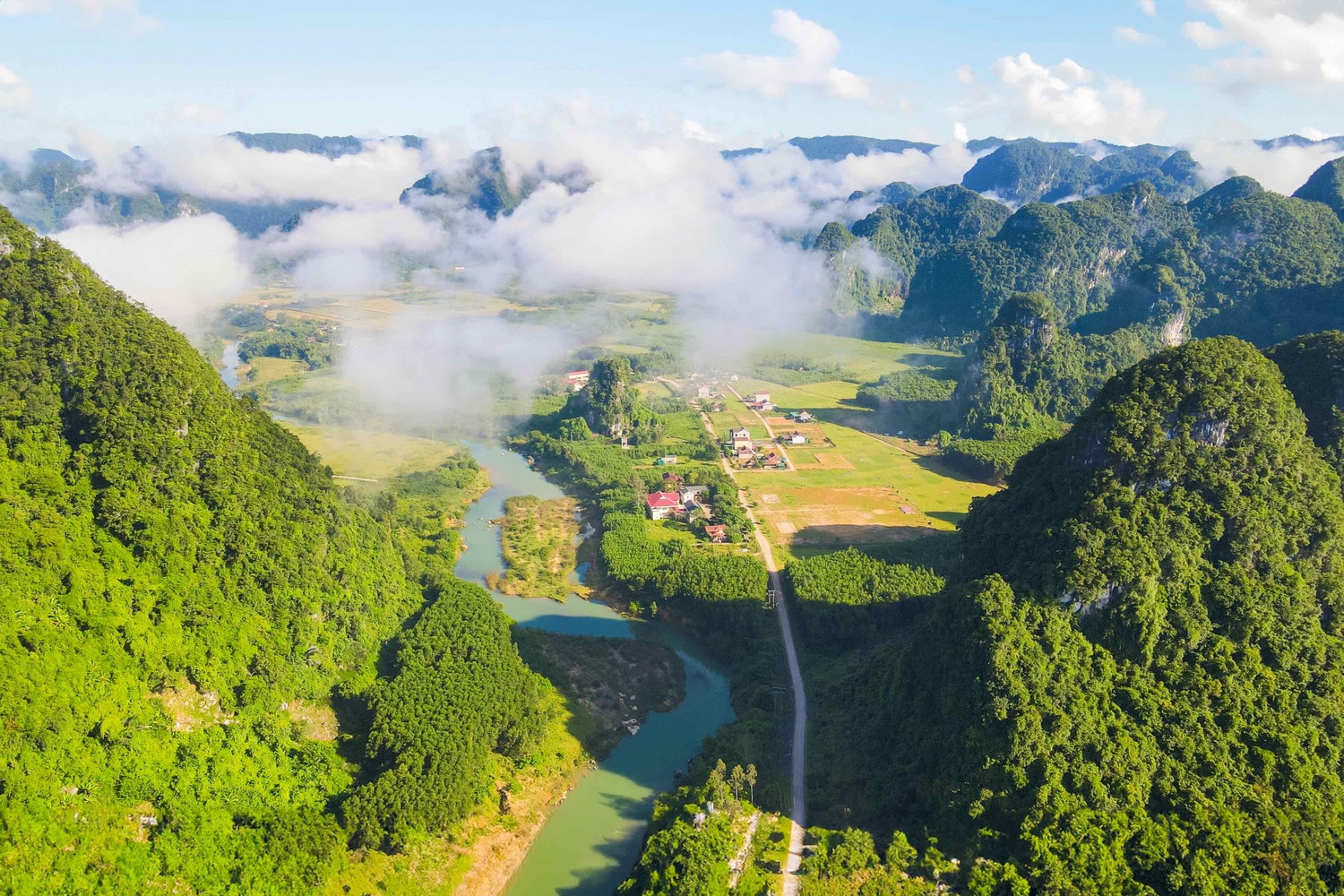 Làng du lịch Tân Hóa được bao bọc bởi dãy đá vôi, có vẻ đẹp nguyên sơ và giữ được những giá trị riêng