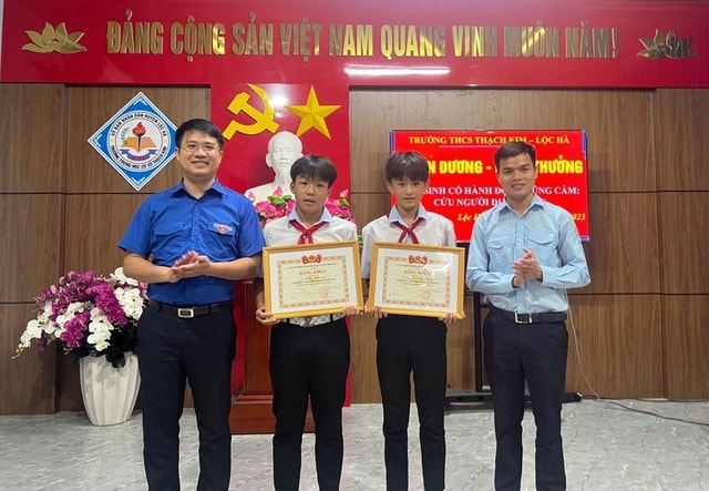 Tặng bằng khen hai nam sinh cứu em nhỏ đuối nước -0