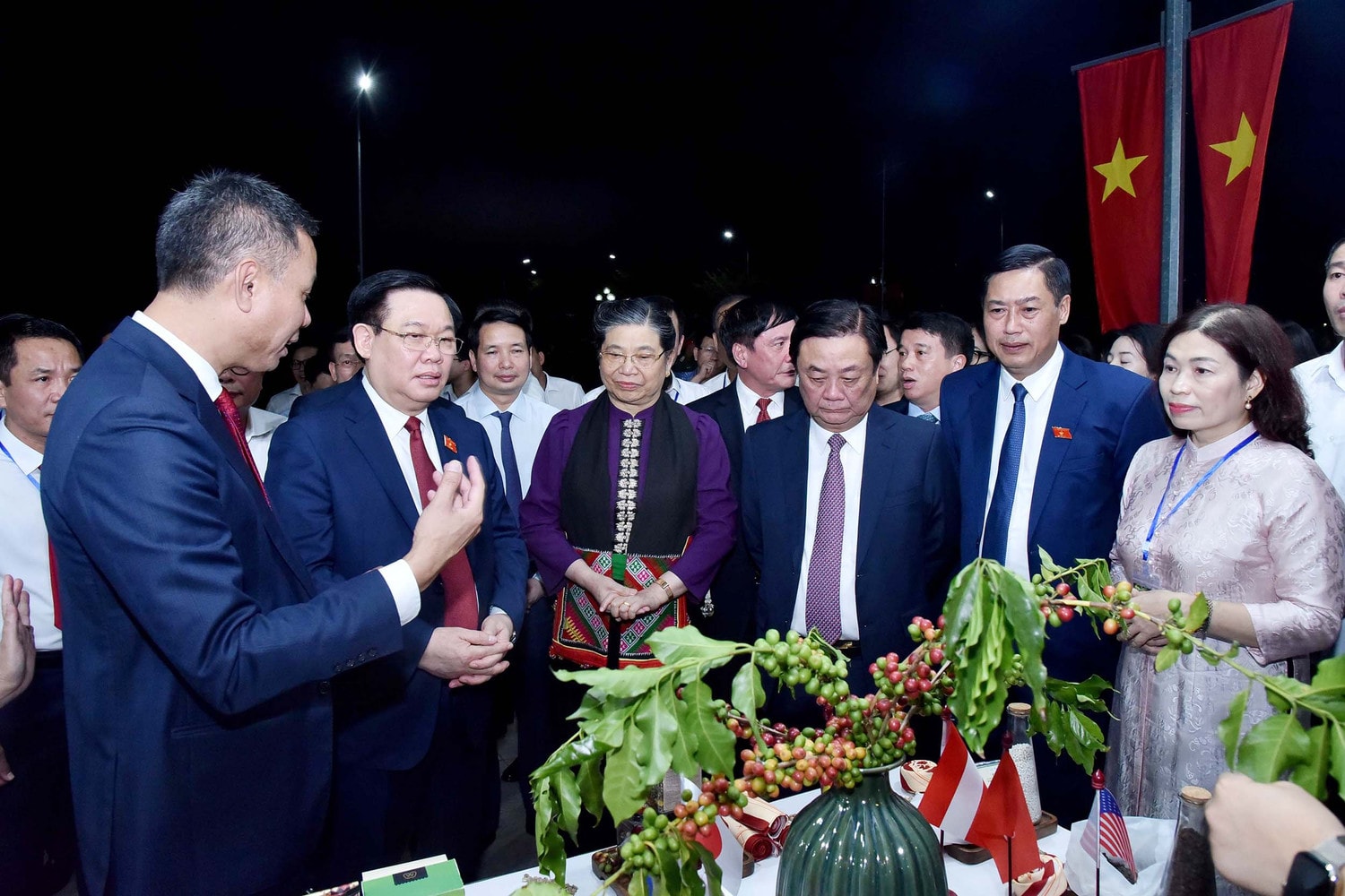 Chủ tịch Quốc hội Vương Đình Huệ dự khai mạc Lễ hội Cà phê tỉnh Sơn La năm 2023 ảnh 3 Chủ tịch Quốc hội Vương Đình Huệ dự khai mạc Lễ hội Cà phê tỉnh Sơn La năm 2023