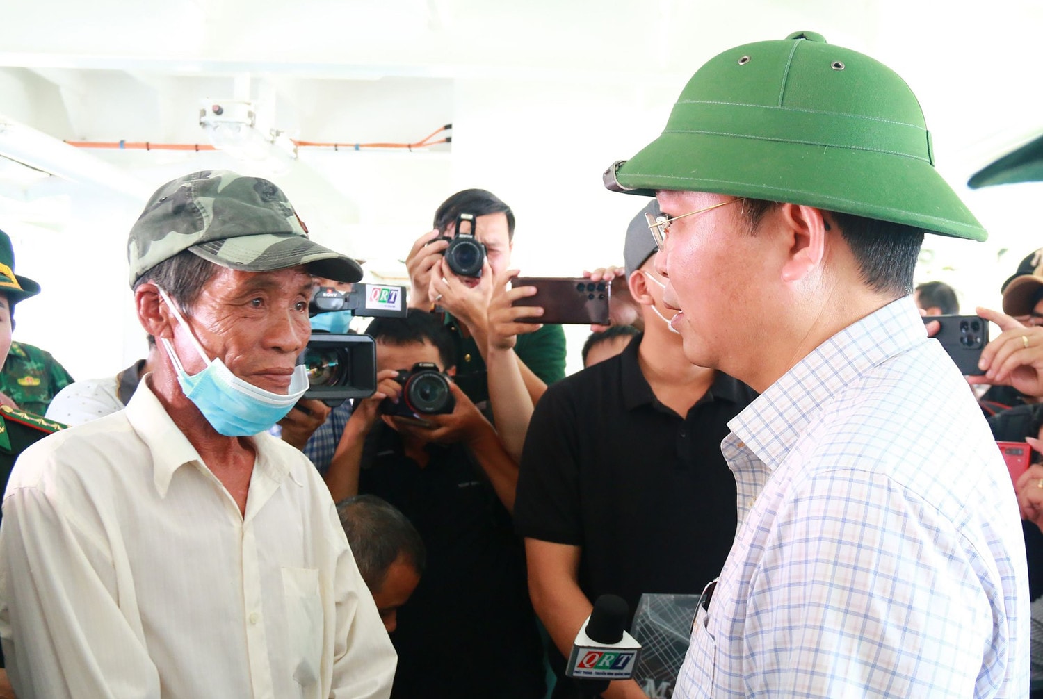 Tàu Hải quân đưa ngư dân Quảng Nam gặp nạn trên biển trở về