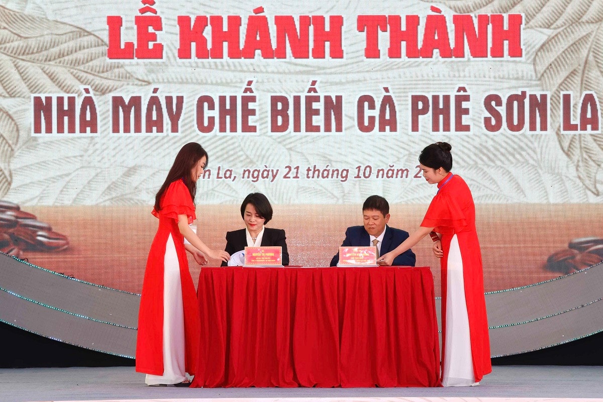 Tổng Giám đốc WinCommerce và Chủ tịch HĐQT Công ty CP Chế biến Cà phê Sơn La ký kết Biên bản ghi nhớ. WinCommerce đồng hành cùng tỉnh Sơn La phát triển nguồn cung cà phê bền vững -0