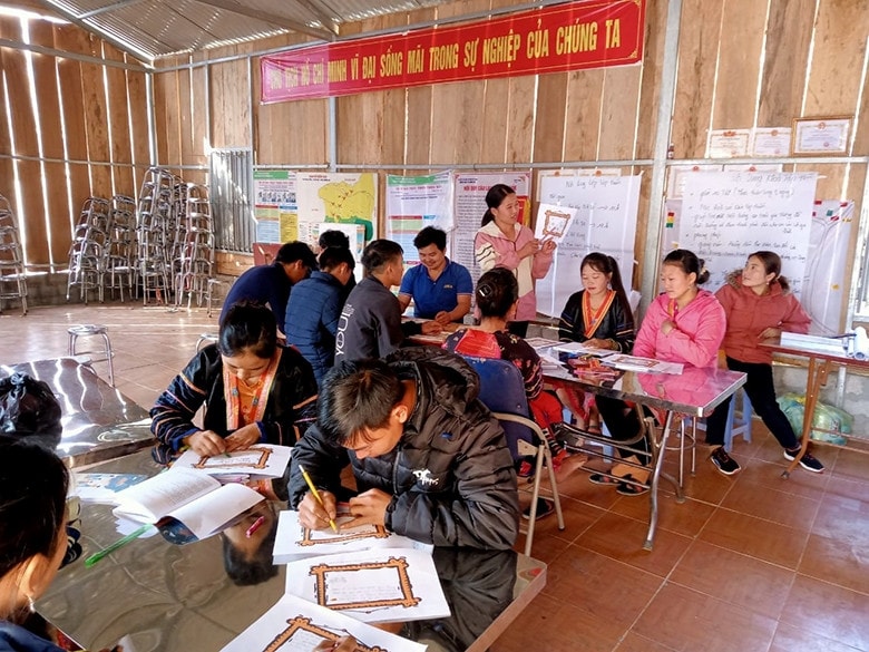 Giúp phụ nữ dân tộc thiểu số phòng chống bạo lực gia đình -0