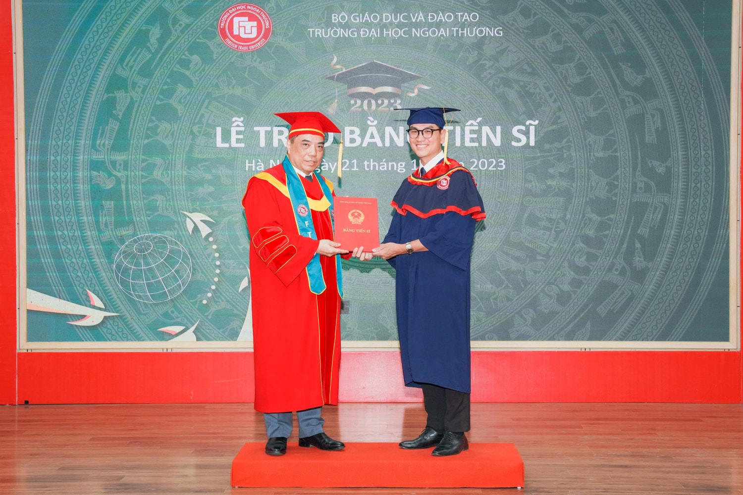 PGS.TS Bùi Anh Tuấn - Hiệu trưởng Trường Đại học Ngoại thương trao bằng tiến sĩ cho một tân tiến sĩ Trường Đại học Ngoại thương trao bằng cho 420 tân thạc sĩ, 22 tân tiến sĩ -0