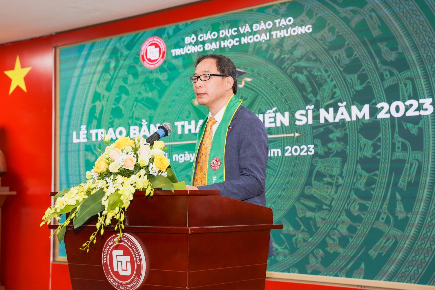 PGS.TS Tăng Văn Nghĩa, Trưởng Khoa Sau đại học, Trường Đại học Ngoại thương Trường Đại học Ngoại thương trao bằng cho 420 tân thạc sĩ, 22 tân tiến sĩ -0