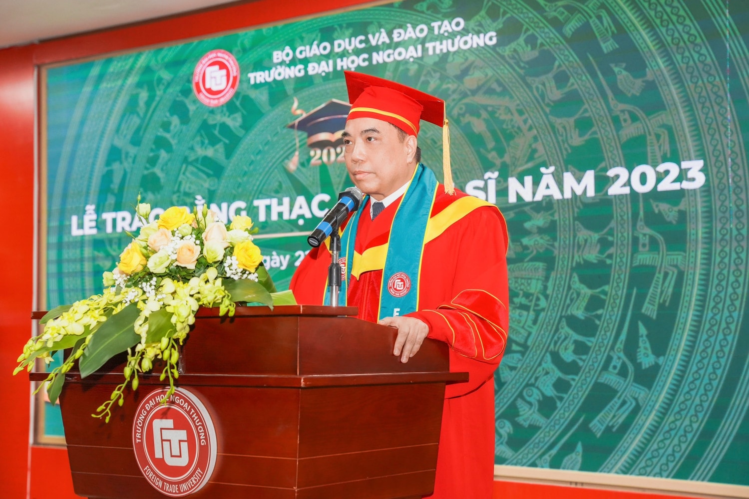 Trường Đại học Ngoại thương trao bằng cho 420 tân thạc sĩ, 22 tân tiến sĩ -0