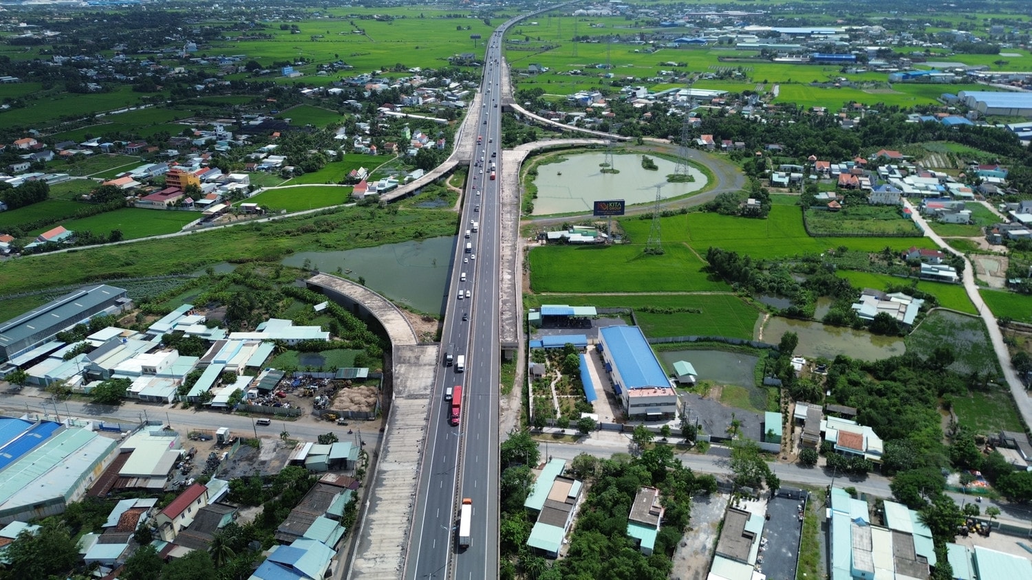 Nút giao đường Vành đai 3 với Cao tốc TP. Hồ Chí Minh - Trung Lương, điểm kết nối vùng Đông Nam Bộ với miền Tây. (Ảnh: Thạc Hiếu) Nút giao đường Vành đai 3 với Cao tốc TP. Hồ Chí Minh - Trung Lương, điểm kết nối vùng Đông Nam Bộ với miền Tây. (Ảnh: Thạc Hiếu)