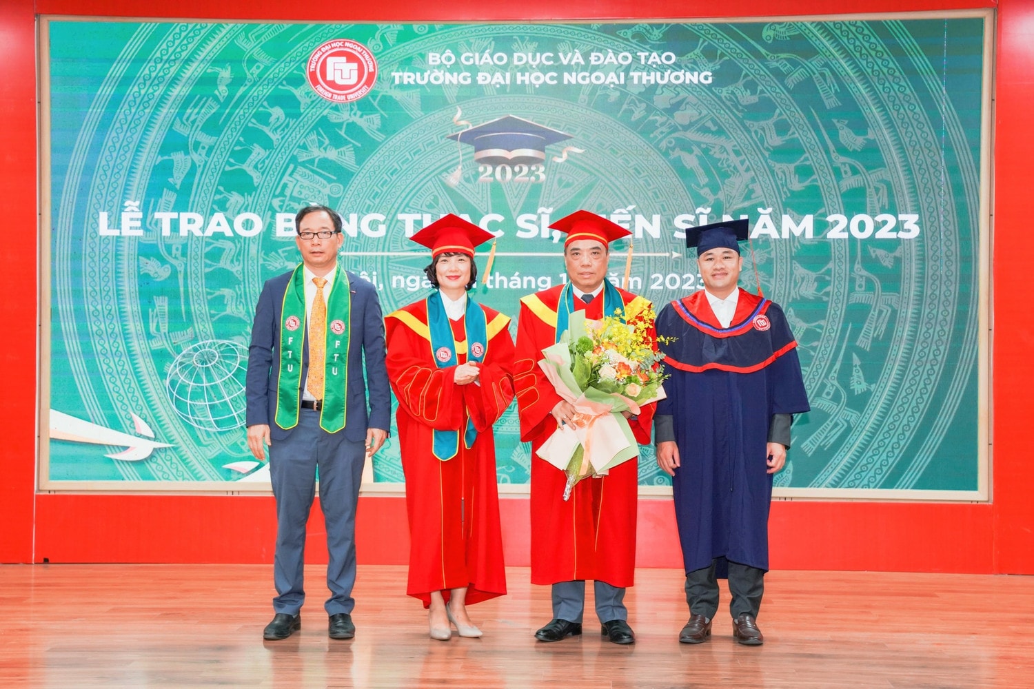 Trường Đại học Ngoại thương trao bằng cho 420 tân thạc sĩ, 22 tân tiến sĩ -4