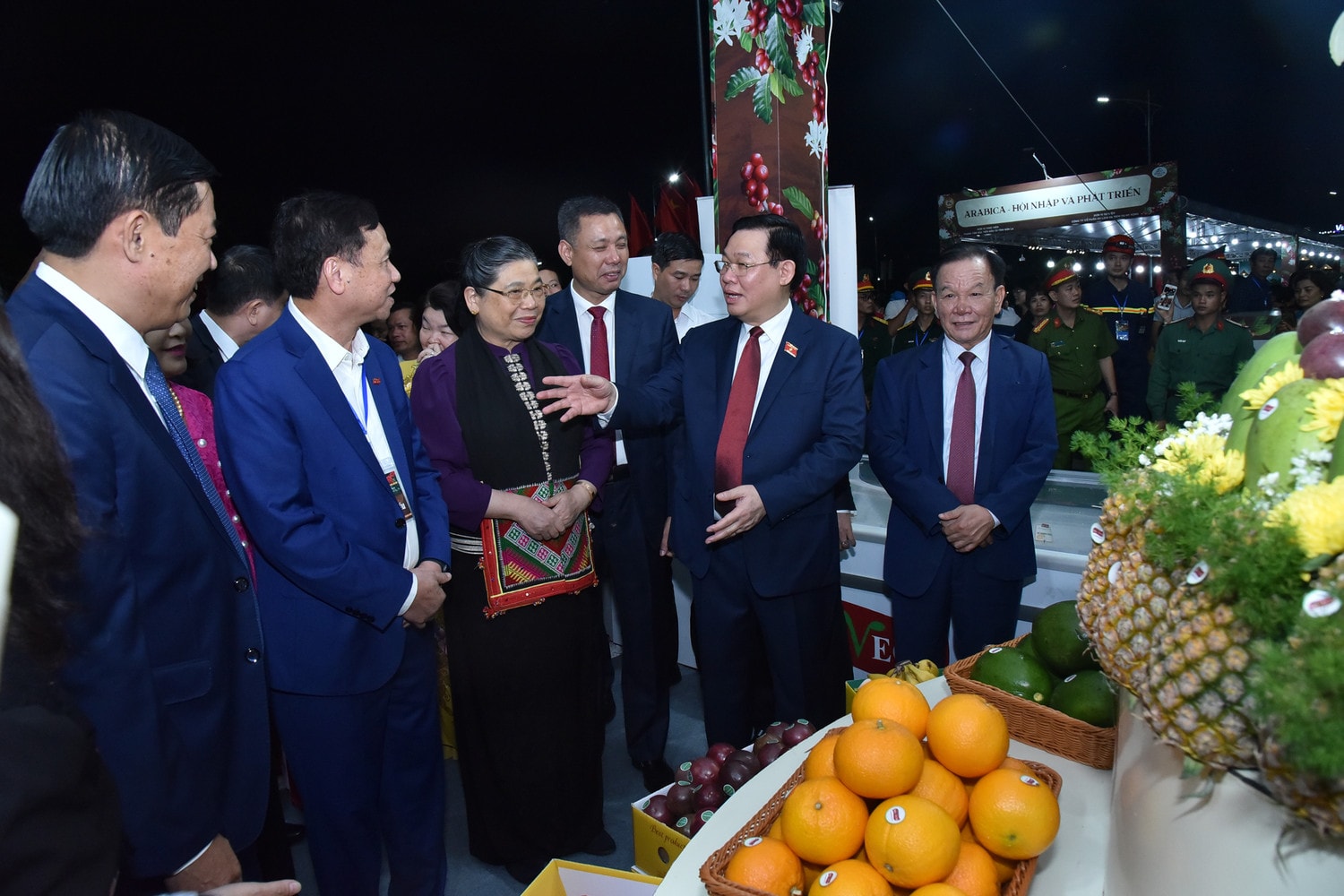 Chủ tịch Quốc hội Vương Đình Huệ dự chuỗi sự kiện tại Lễ hội Cà phê Sơn La -0