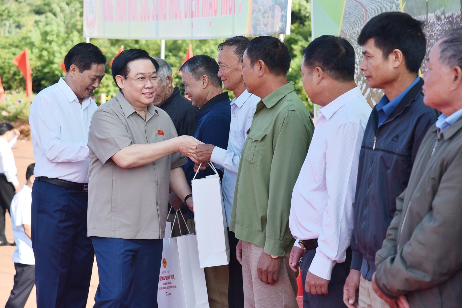 Chủ tịch Quốc hội Vương Đình Huệ dự chuỗi sự kiện tại Lễ hội Cà phê Sơn La -0