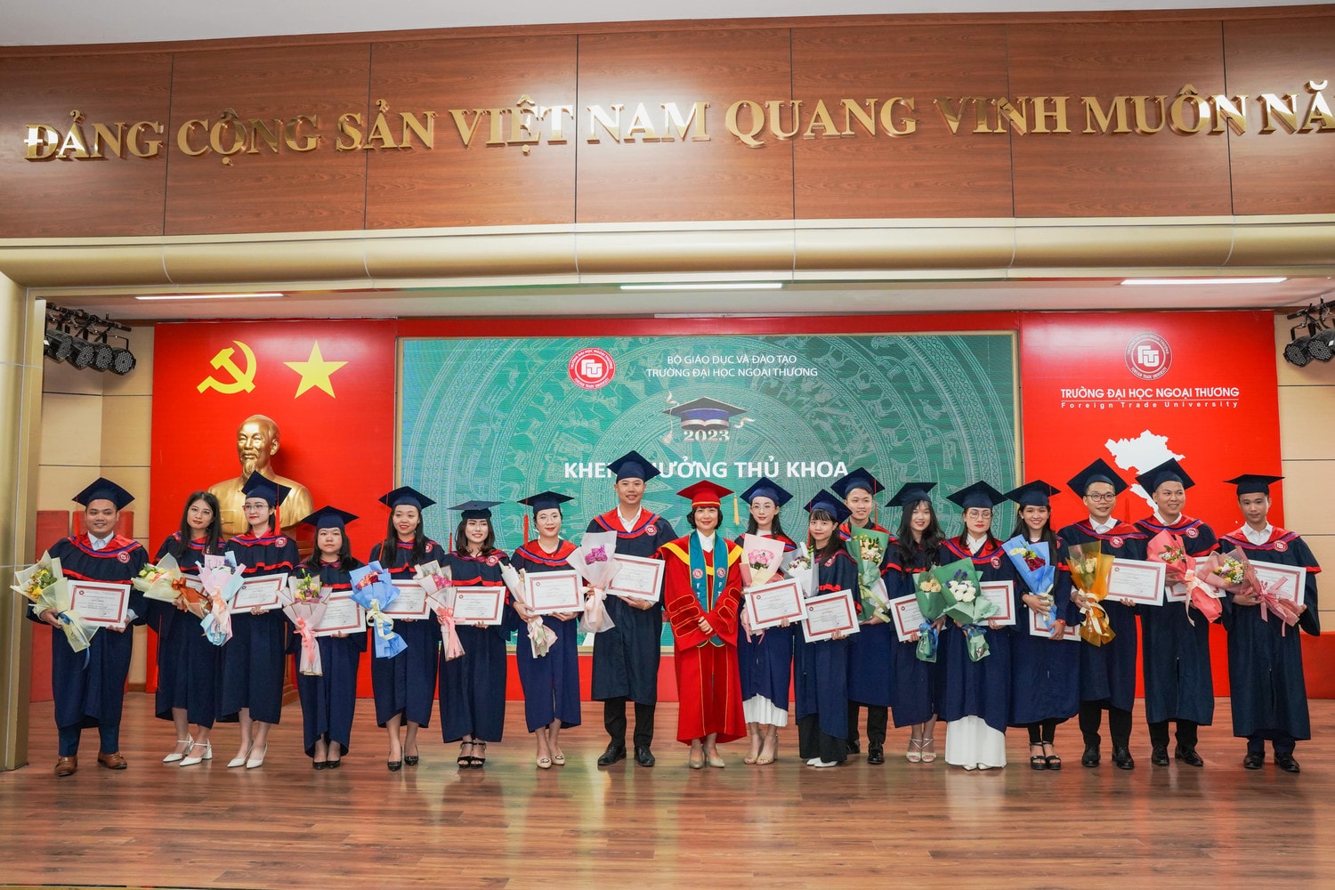 Trường Đại học Ngoại thương trao bằng cho 420 tân thạc sĩ, 22 tân tiến sĩ -2
