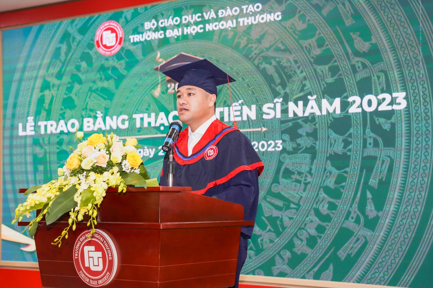 Tân thạc sĩ Lê Quốc Văn - EMBA 7A, Phó Viện trưởng Viện Thiết kế tàu quân sự, Bộ Quốc phòng đại diện các tân thạc sĩ, tiến sĩ phát biểu Trường Đại học Ngoại thương trao bằng cho 420 tân thạc sĩ, 22 tân tiến sĩ -0