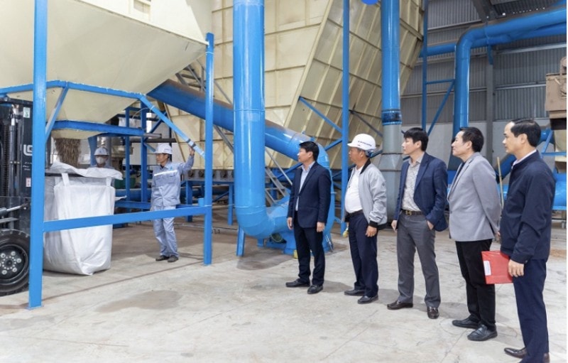 Quảng Bình hỗ trợ mô hình trình diễn kỹ thuật trong sản xuất viên gỗ nén năng lượng 