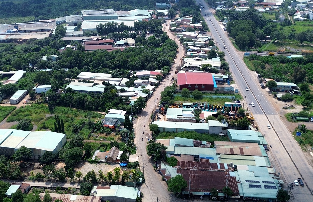 Đường Đinh Quang Ân dài gần 1,3km, uốn cong nối từ quốc lộ 51 (đoạn gần UBND P.Phước Tân) đến điểm kết nối với đường Chu Mạnh Trinh để đi ra đường Võ Nguyên Giáp Đồng Nai: Diện mạo mới cung đường Đinh Quang Ân -0