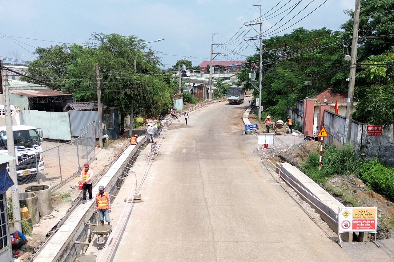 Đánh giá về công tác triển khai các gói thầu trên địa bàn của Công ty Hưng Trường Phát, Phòng Quản lý đô thị TP Biên Hòa cho rằng về tiến độ hiện tại được đánh giá đáp ứng tiến độ đề ra và chất lượng được đơn vị giám sát theo quy trình, tiêu chuẩn hiện hành Đồng Nai: Diện mạo mới cung đường Đinh Quang Ân