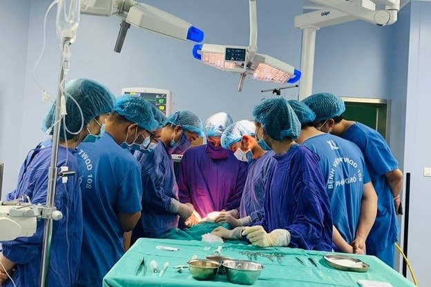 Người phụ nữ hoại tử mi mắt, giảm thị lực do tiêm oxy già tẩy trắng răng để làm đẹp -0