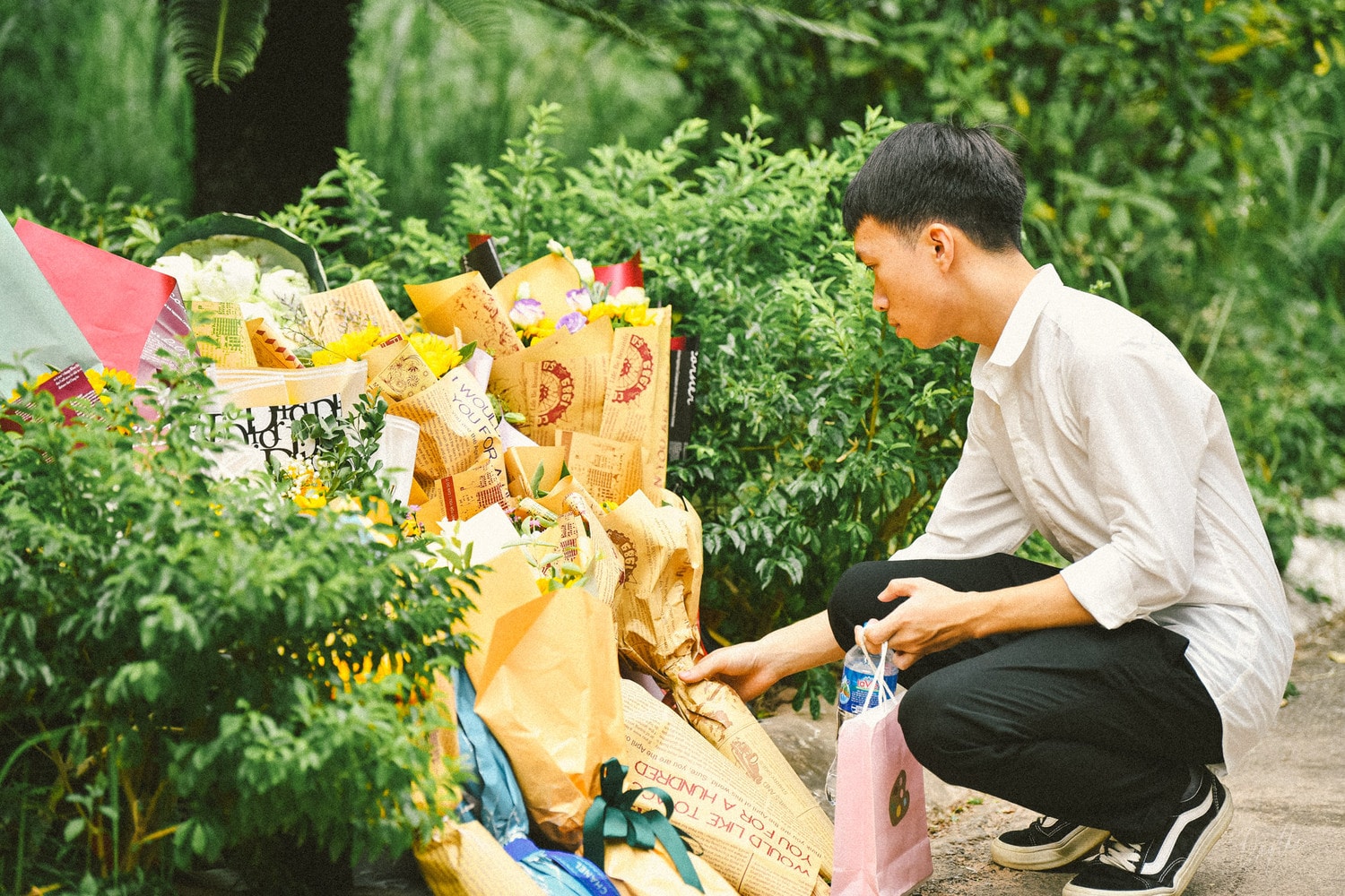 Hình ảnh sinh viên đặt hoa tri ân thế hệ đi trước, chạm đến trái tim của mỗi người Bách khoa -9