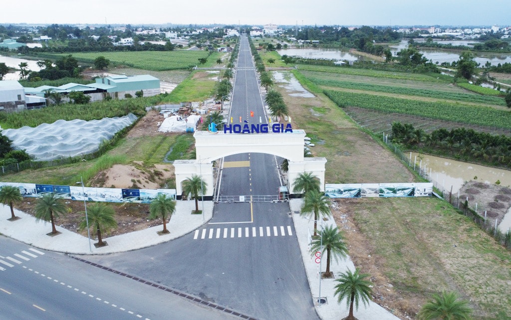 Cổng chính dẫn vào Khu đô thị mới Hoàng Gia - tiếp giáp với tuyến đường tránh quốc lộ 91 Cận cảnh Khu nhà phố thương mại có đồng ruộng bao quanh bị kiểm tra pháp lý
