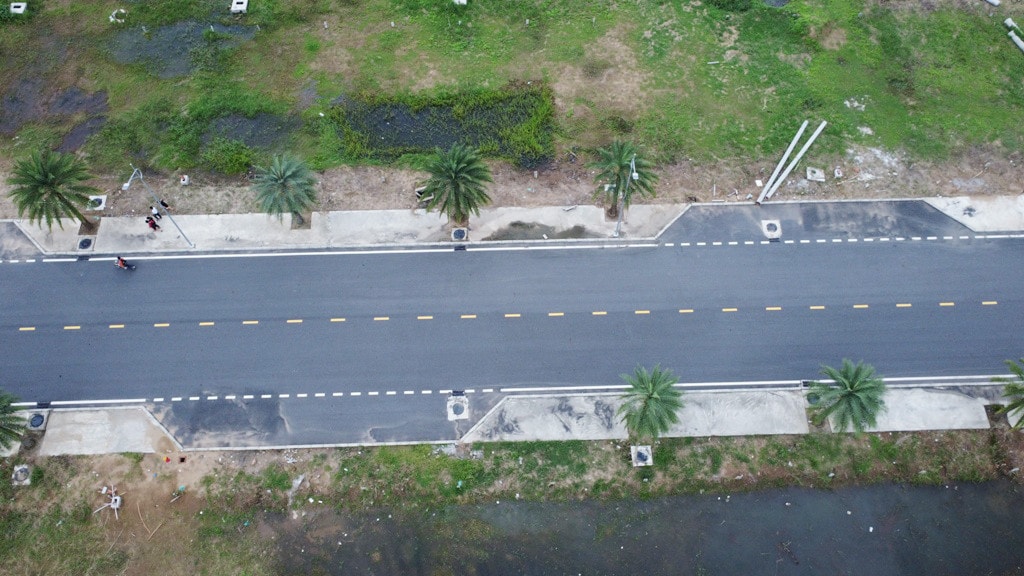 Tuyến đường chính Nguyễn Hữu Cảnh nối liền quốc lộ 91 với tuyến đường tránh quốc lộ 91 Cận cảnh Khu nhà phố thương mại có đồng ruộng bao quanh bị kiểm tra pháp lý