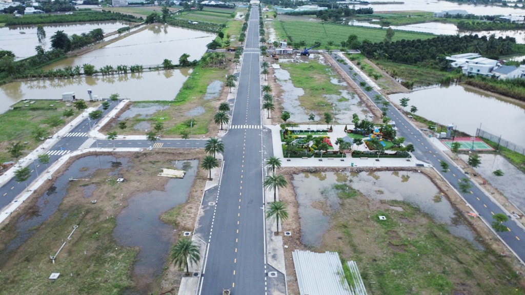 Các tuyến đường chính trong Khu nhà phố thương mại Hoàng Gia cơ bản hoàn thành Cận cảnh Khu nhà phố thương mại có đồng ruộng bao quanh bị kiểm tra pháp lý