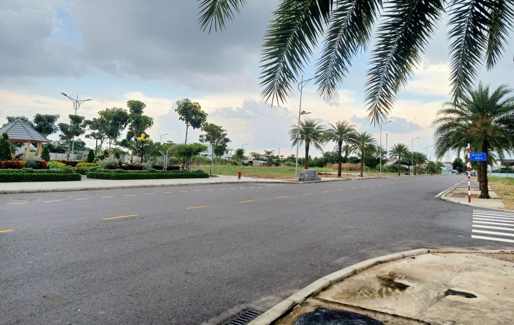 Cận cảnh Khu nhà phố thương mại có đồng ruộng bao quanh bị kiểm tra pháp lý