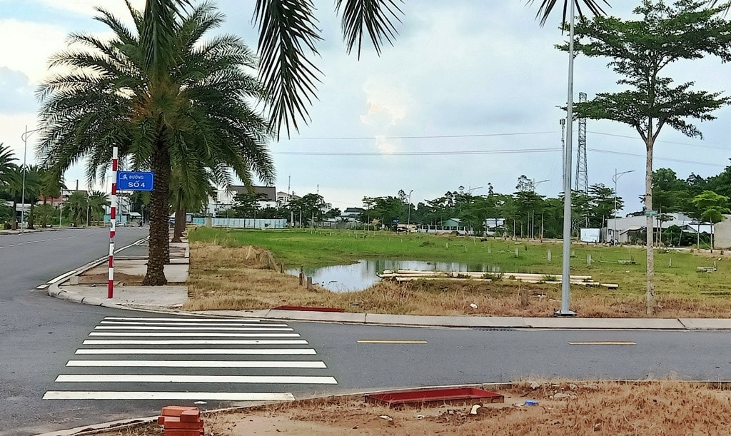 Cận cảnh Khu nhà phố thương mại có đồng ruộng bao quanh bị kiểm tra pháp lý