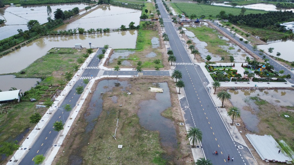 Cận cảnh Khu nhà phố thương mại có đồng ruộng bao quanh đang bị ngành chức năng kiểm tra pháp lý Cận cảnh Khu nhà phố thương mại có đồng ruộng bao quanh bị kiểm tra pháp lý