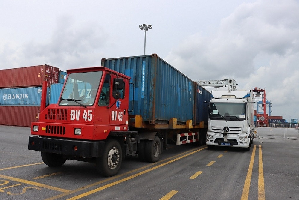 Kiểm soát việc lợi dụng tờ khai luồng xanh để buôn lậu, gian lận thương mại -0
