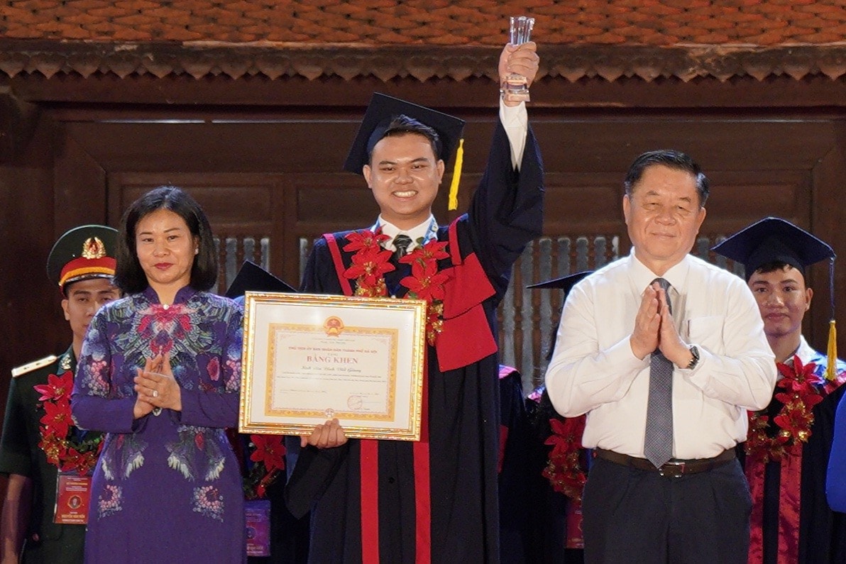 Viết Giang trong lễ tuyên dương 96 thủ khoa xuất sắc tốt nghiệp các trường đại học, học viện trên địa bàn thành phố Hà Nội năm 2023 Thủ khoa Trường ĐH Kinh tế Quốc dân được nhận vào Big 4 khi chưa tốt nghiệp -0