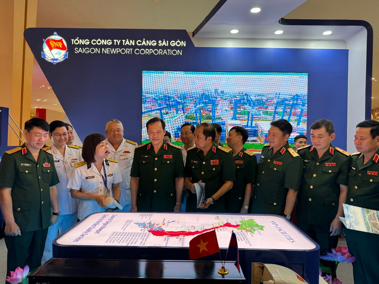 Khai mạc Hội chợ triển lãm sản phẩm kinh tế, quốc phòng Việt Nam - Campuchia -0