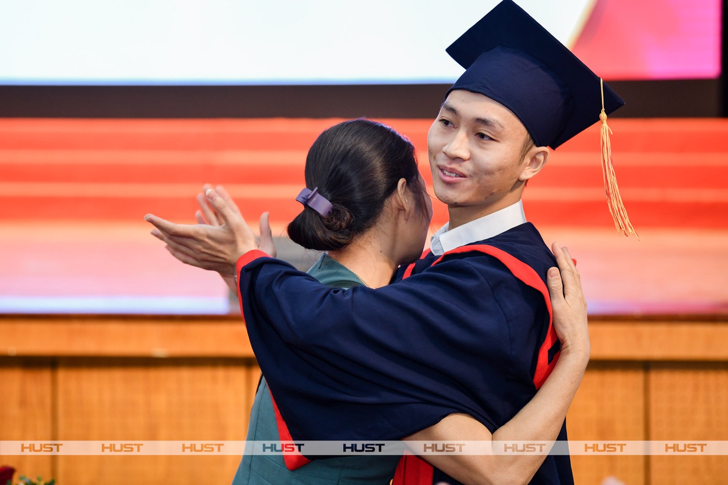 Bài phát biểu lay động trái tim phụ huynh, thầy cô và bè bạn của tân kỹ sư Bách khoa -0