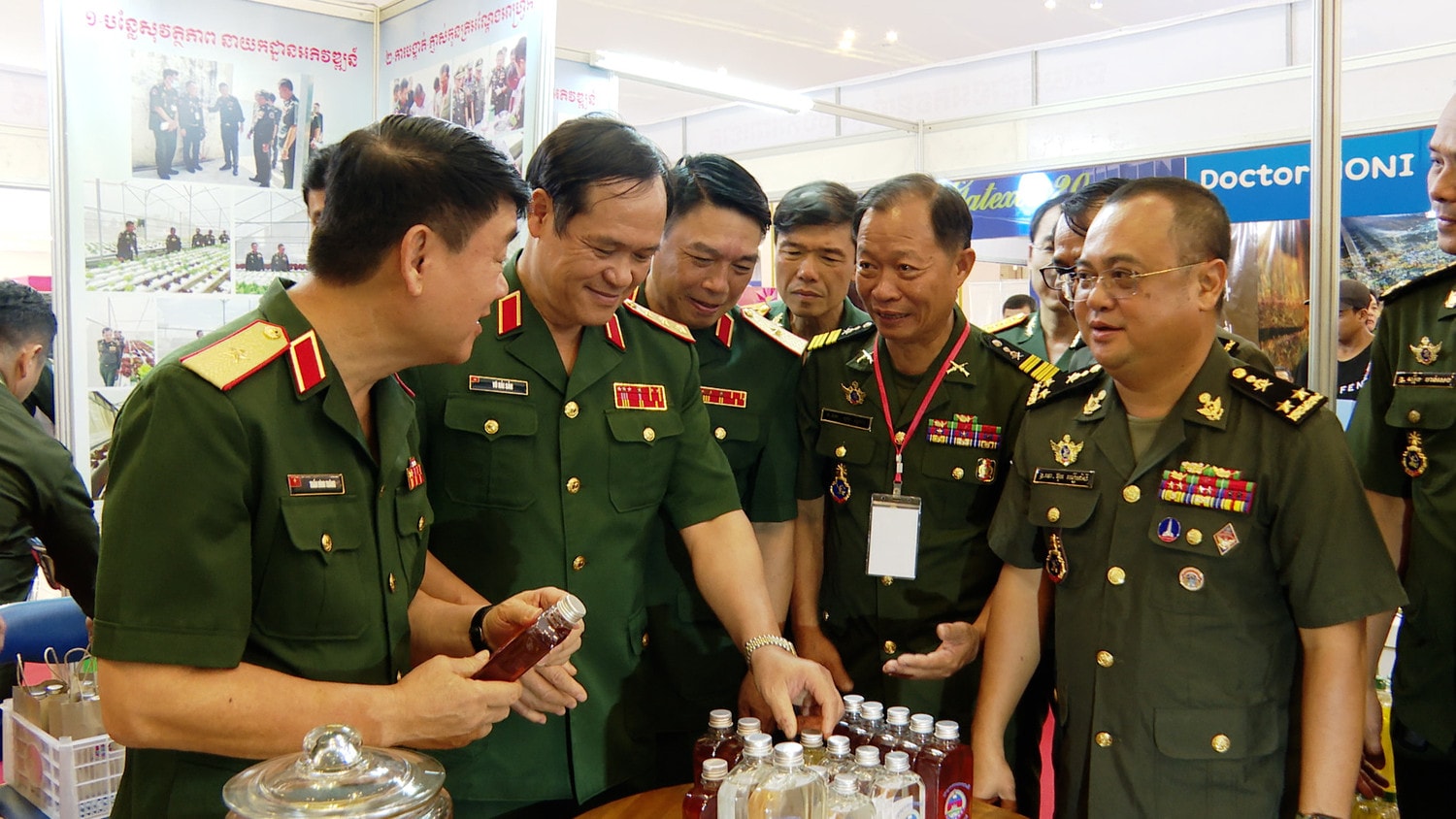 Khai mạc Hội chợ triển lãm sản phẩm kinh tế, quốc phòng Việt Nam - Campuchia -0