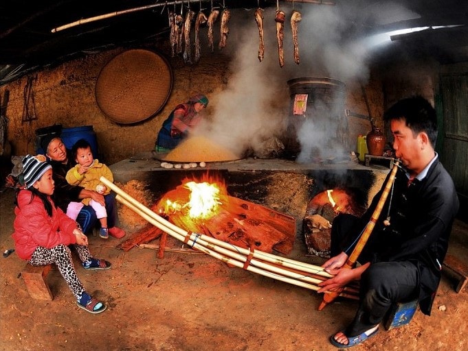 Trong nếp nhà của người Mông, bếp lửa là trung tâm, là nơi được đặc biệt coi trọng. Nguồn: HanoTour