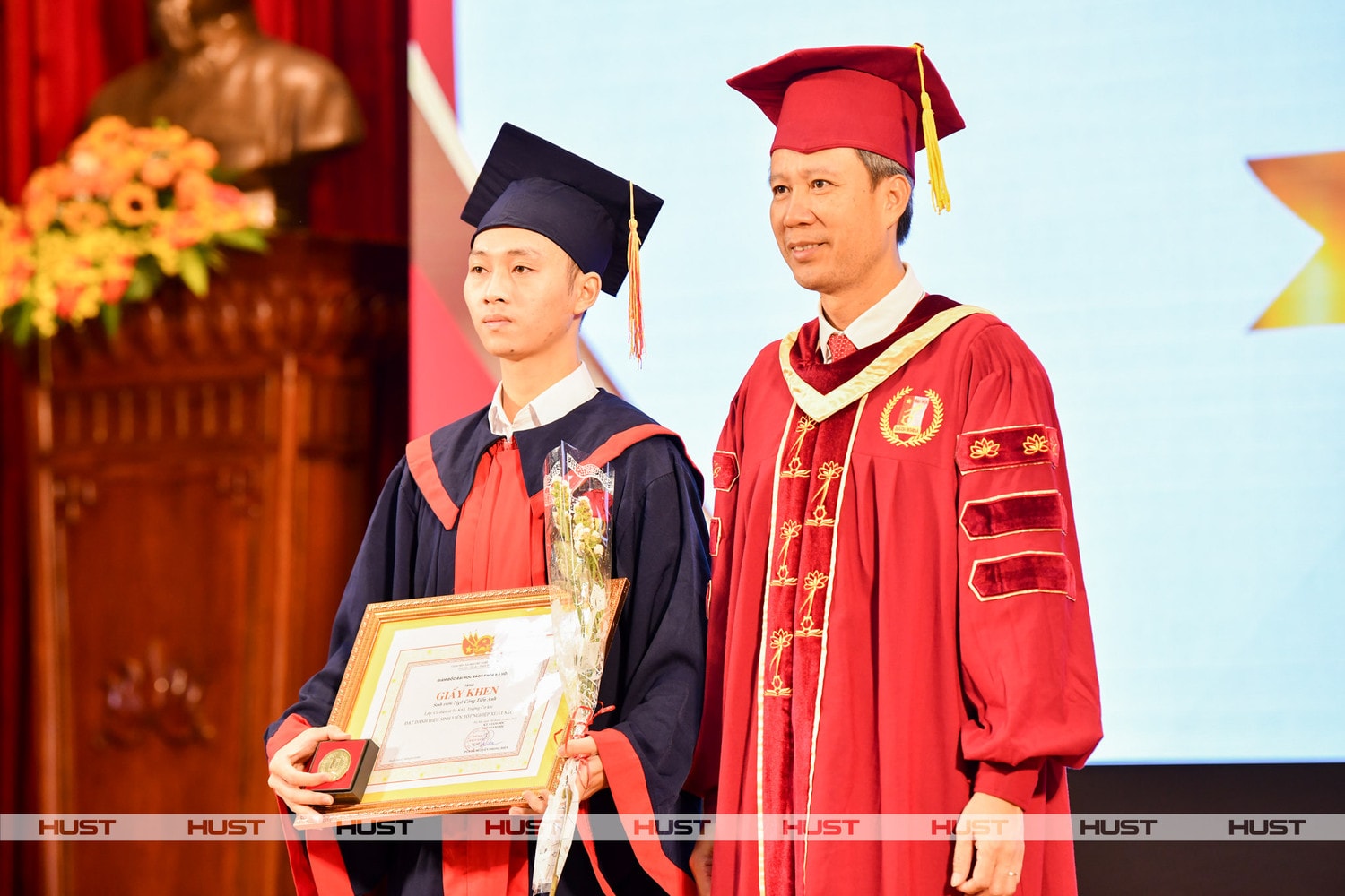 Chàng tân kỹ sư tri ân tới mẹ, anh trai và gia đình trong ngày lễ tốt nghiệp -0