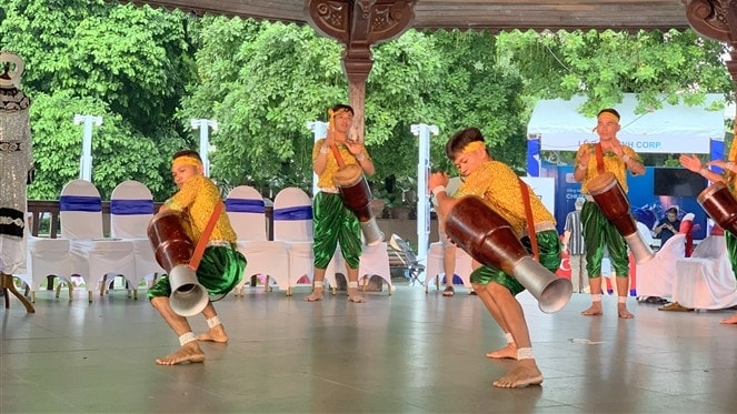 Biểu diễn múa trống Chhay-dăm tại Hà Nội. Ảnh: Th. Nguyên