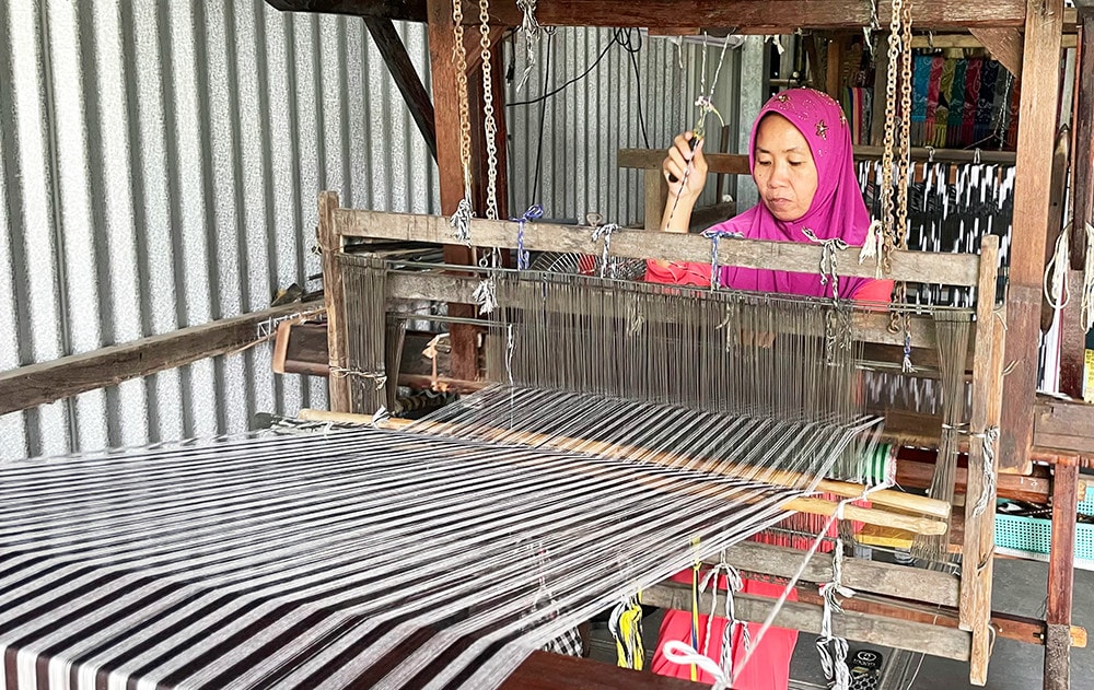 Nghề dệt thổ cẩm của người Chăm ở An Giang vẫn giữ nguyên kỹ thuật thủ công truyền thống - Ảnh: Mỹ Hạnh