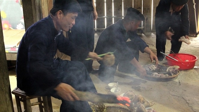 Lễ cúng thần lửa do chính chủ nhà hành lễ và nhờ người thân, họ hàng phụ giúp. Ảnh: Việt Hải