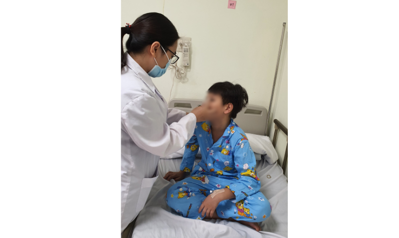 Bị đồ long đao đập vào mặt, bệnh nhi 10 tuổi suýt vỡ mũi -0