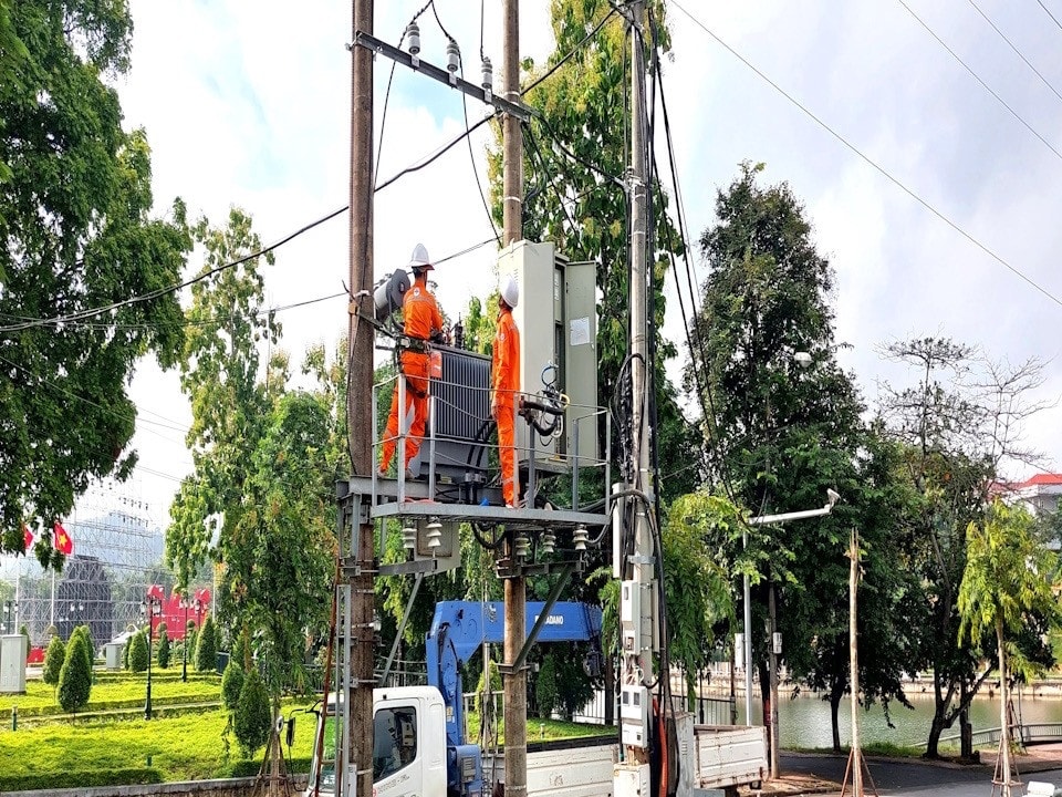 Tỷ lệ khách hàng sử dụng dịch vụ điện cấp độ 4 toàn Tổng công ty đạt 99,99% (Ảnh: BN) EVNNPC tập trung triển khai nhiệm vụ công tác 3 tháng cuối năm -0