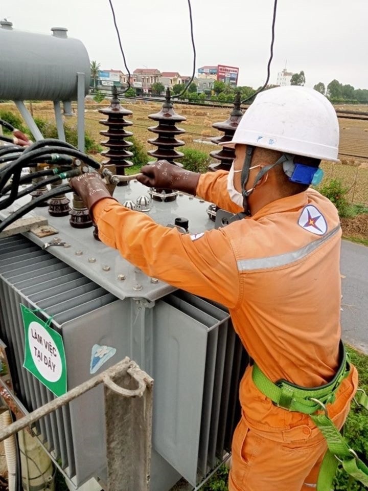 Bảo đảm an toàn trong vận hành, giảm thiểu sự cố trên lưới (Ảnh: BN) EVNNPC tập trung triển khai nhiệm vụ công tác 3 tháng cuối năm -0