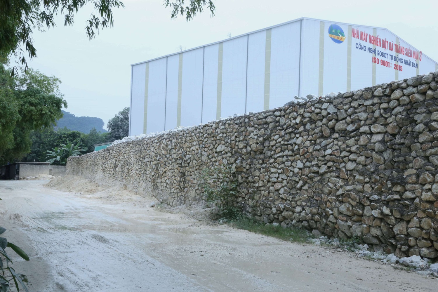 Nhếch nhác tại các khu vực xung quanh nhà máy nghiền bột đá siêu mịn. Ảnh: Xuân Sinh Người dân cầu cứu vì bị nhà máy nghiền bột đá siêu mịn “tra tấn” -0