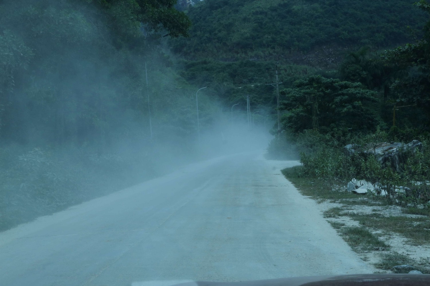 Bụi bột đá mịn bay mù mịt, tạo thành từng lớp trên mặt bàn của nhà dân. Ảnh: Xuân Sinh Người dân cầu cứu vì bị nhà máy nghiền bột đá siêu mịn “tra tấn” -1