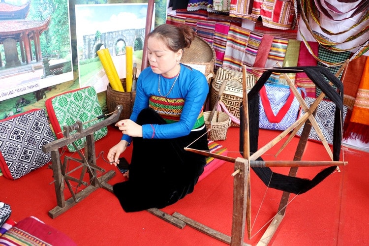Những sản phảm dệt thổ cẩm dệt truyền thống luôn thu hút sự quan tâm của nhiều du khách Phát triển du lịch tỉnh Điện Biên: Cần chính sách phù hợp và giải pháp đồng b -0