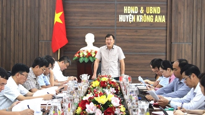 Đoàn giám sát HĐND tỉnh Đắk Lắk giám sát việc đổi mới hệ thống tổ chức; quản lý, nâng cao chất lượng, hiệu quả hoạt động của các đơn vị sự nghiệp công lập tại UBND huyện Krông Ana - ẢNH PHƯƠNG AN