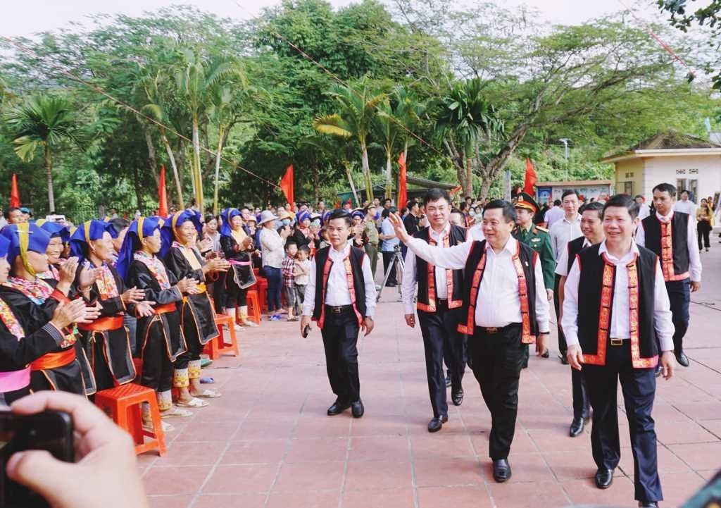 Ủy viên Bộ Chính trị, Giám đốc Học viện Chính trị Quốc gia Hồ Chí Minh Nguyễn Xuân Thắng, ĐBQH tỉnh Khóa XV chung vui cùng nhân dân xã Đồn Đạc, huyện Ba Chẽ trong Ngày hội Đại đoàn kết toàn dân tộc năm 2022 Ảnh: T. Nguyên