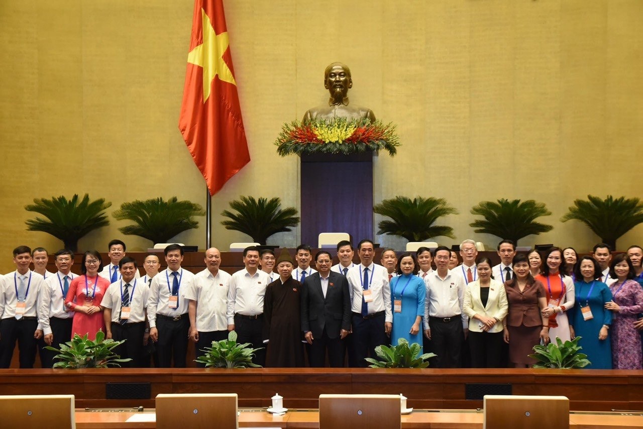 Lãnh đạo Đảng, Nhà nước và các ĐBQH tỉnh Quảng Ninh chụp ảnh lưu niệm cùng Đoàn đại biểu TP Móng Cái tham gia dự thính Kỳ họp thứ Ba, Quốc hội Khóa XV - ảnh: T. N 