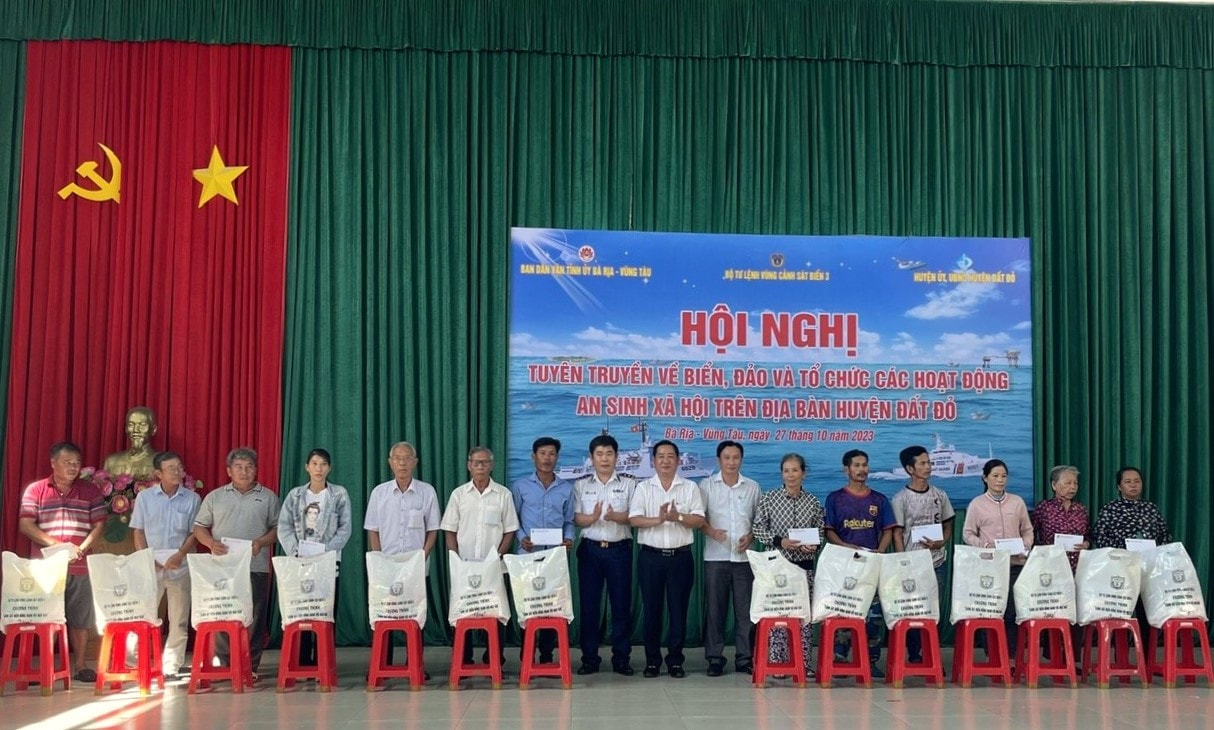 Bà Rịa – Vũng Tàu: Cảnh sát biển tuyên truyền và trao cờ, quà cho ngư dân bám biển -0