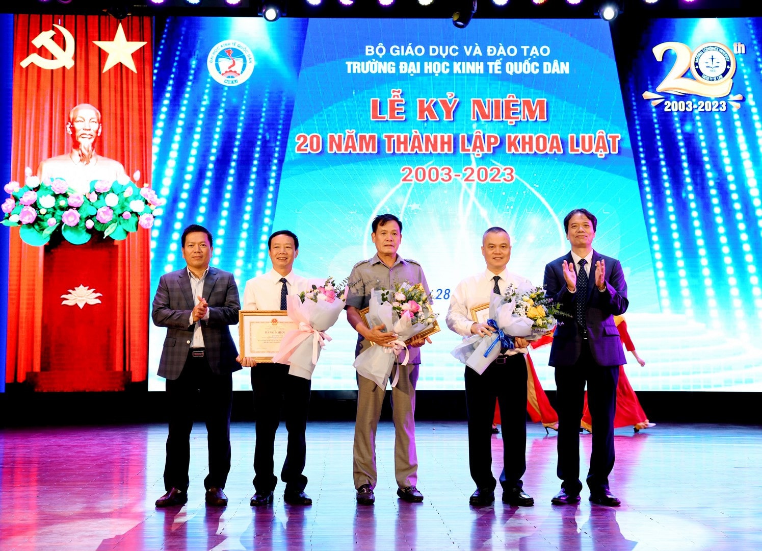Tập thể Khoa Luật Trường Đại học Kinh tế Quốc dân cùng 3 cá nhân trong Khoa nhận bằng khen của Bộ trưởng Bộ GD-ĐT vì đã có thành tích xuất sắc trong việc xây dựng và phát triển đơn vị (Ảnh: Tuấn Anh) Hướng tới thành lập Trường Luật trong khuôn khổ Đại học Kinh tế Quốc dân -1